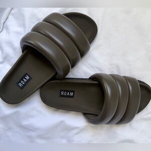 ROAM Puffy Slides in Olive Olive / Fall Neutral | Size 8 (EU 39)